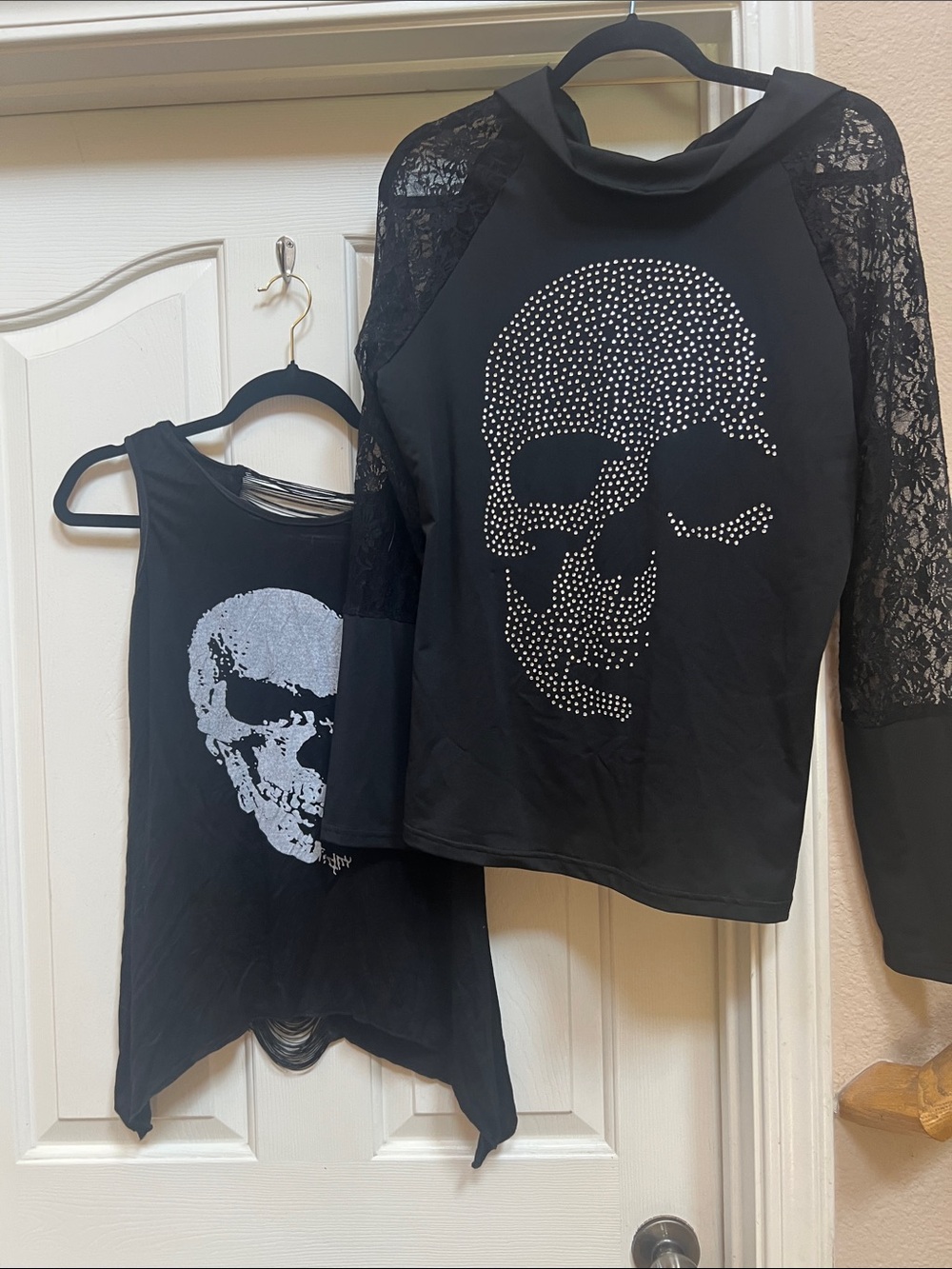 Black Women's Skull Lace Sleeve Top - Studded Graphic